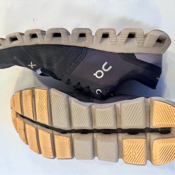 On Cloud Running Shoes - Picture 2 of 4